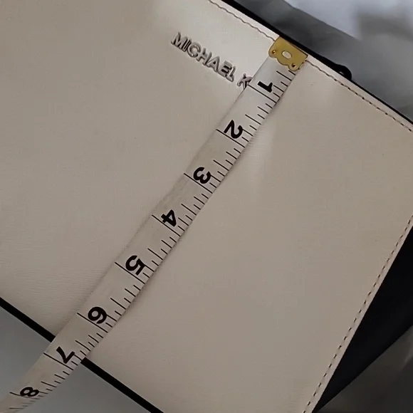 Michael Kors Crossbody - Picture 5 of 9